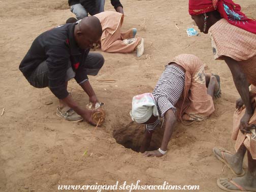 Fossenyi Sanago and a schoolgirl plant a tree Fossenyi Sanago and a schoolgirl plant a tree