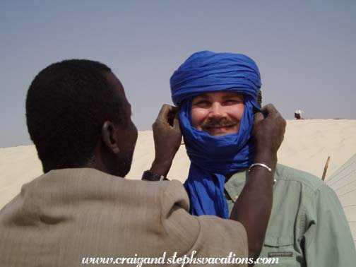Bouba arranges Craig's tagelmust Bouba arranges Craig's tagelmust