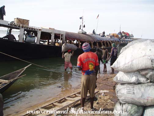 Loading and unloading goods at the Timbuktu ferry
