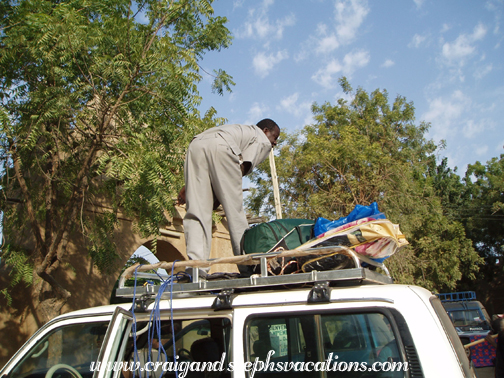Bouba packs the car Bouba packs the car