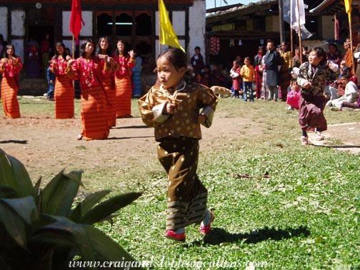 Children run from the atsaras Children run from the atsaras