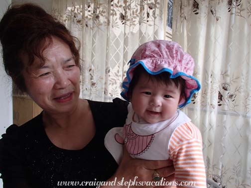 Ziting with her grandmother Zhu Yongli