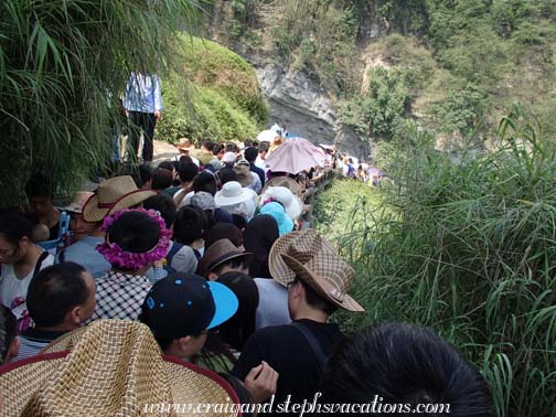 Queue to walk behind the water of Huangguoshu Falls