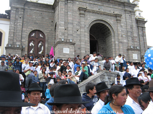 Spectators watch the procession arrive at La Plaza de la Matriz