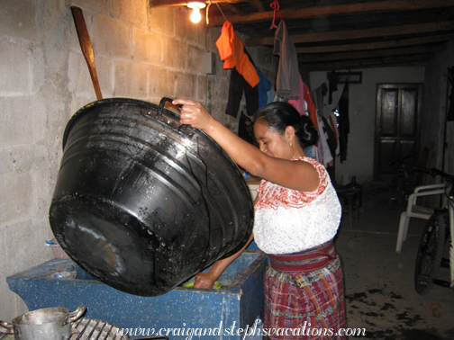 Paulina cleans the pulique pot Paulina cleans the pulique pot