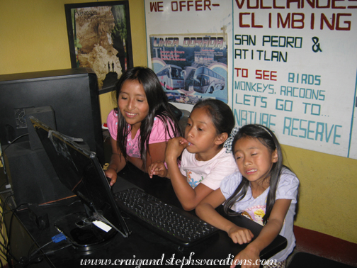 Yasmin, Yesmy, and Loren on the computer