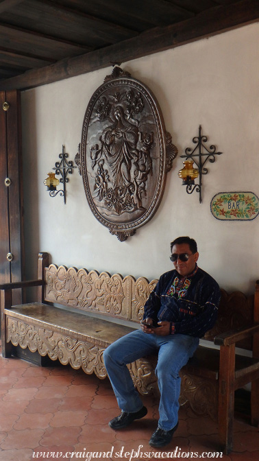 Humberto, Hotel Santo Tomas lobby