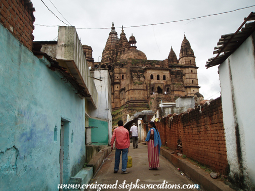 Approaching Chaturbhuj Temple