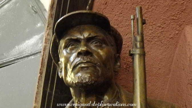 Lenin Statue, Ploshchad Revolyutsii Metro Station