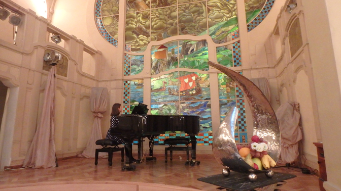 Pianist in the Belmond Grand dining room