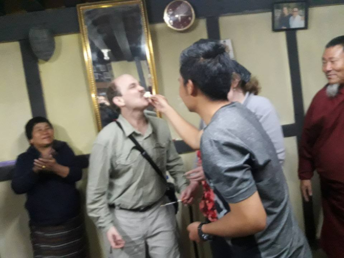 Sonam feeds Dad a piece of cake Sonam feeds Dad a piece of cake
