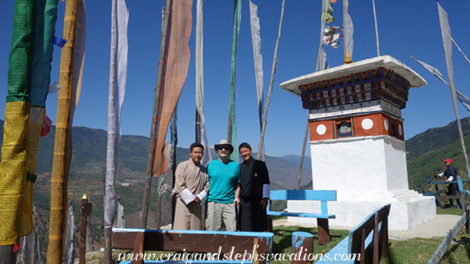 Chorten on the road to Shelmakha Chorten on the road to Shelmakha