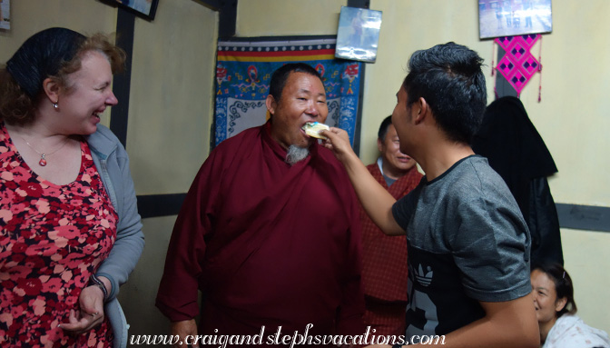 Sonam feeds Apa a piece of cake Sonam feeds Apa a piece of cake