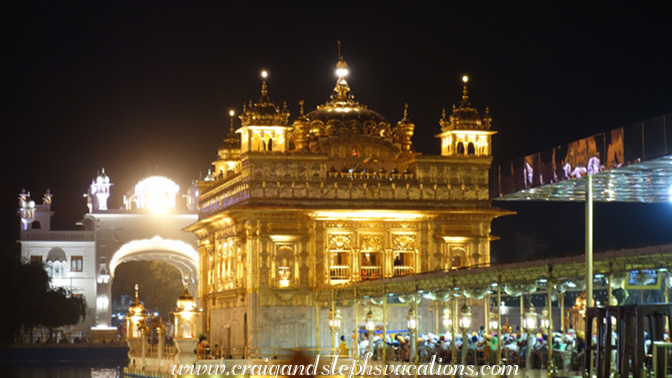 Queue to enter the sanctum of the Golden Temple