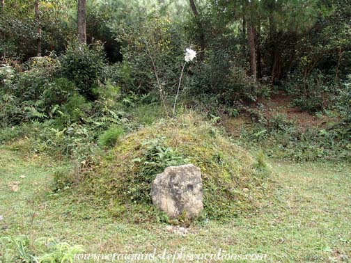 Burial mound on the walk to Xi Jia village