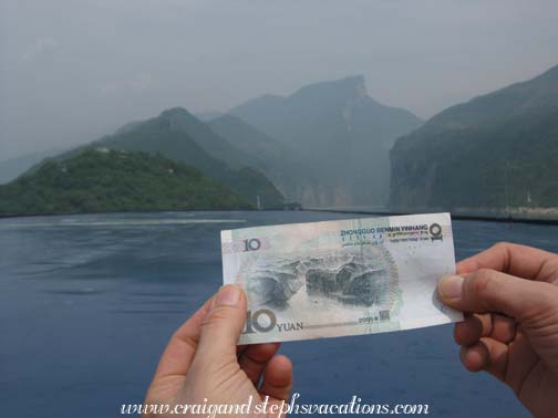 The Kui Gate of Qutang Gorge, and its image on the 10 yuan note The Kui Gate of Qutang Gorge, and its image on the 10 yuan note