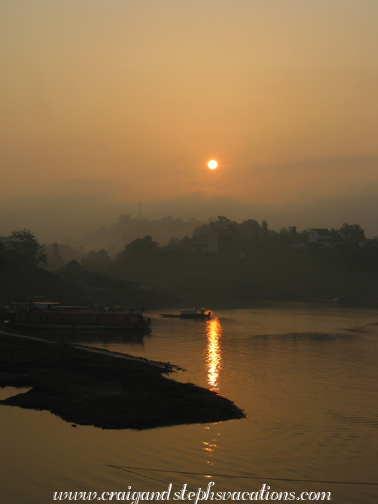 Sunrise over the Yangtze River Sunrise over the Yangtze River