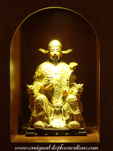 Detail of one of the 1000 Gods of Wealth in the niches Detail of one of the 1000 Gods of Wealth in the niches