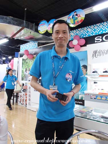 Our hero! Suning employee who procured our battery charger!