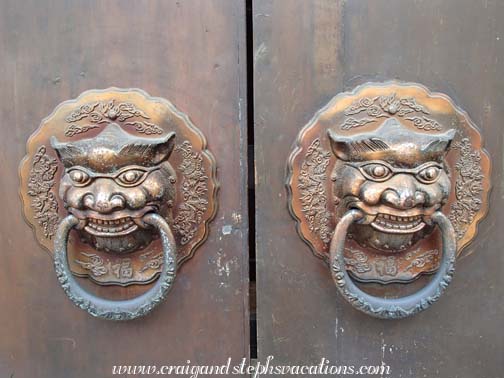 Door knockers, Kuanzhaixiangzi Alley