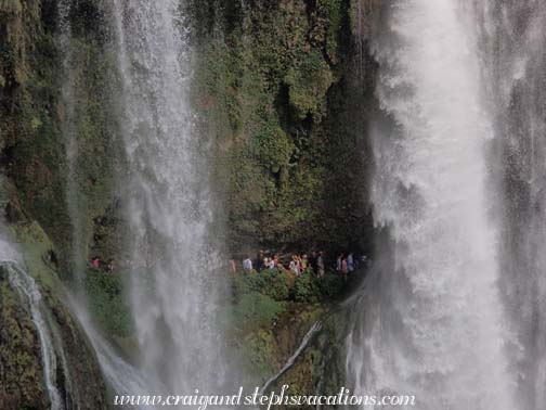 Huangguoshu Falls thunders past the queue Huangguoshu Falls thunders past the queue
