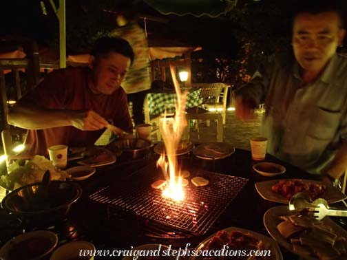 Mr. Zhou and Wang Jun barbecue a delicious dinner