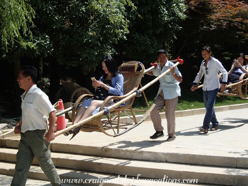 Girls texting while riding is sedans at Longgong Scenic Area Girls texting while riding is sedans at Longgong Scenic Area