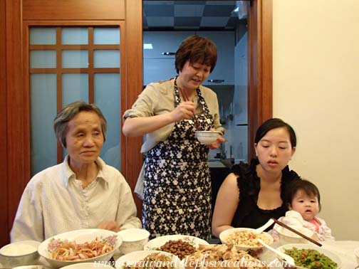 Wang Jun's mother and sister, with Xiao Yi and Ziting Wang Jun's mother and sister, with Xiao Yi and Ziting