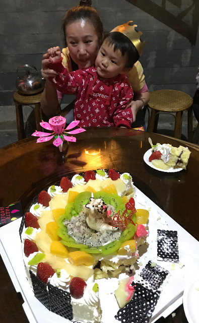 Liu Yan and 2-year-old birthday boy Dou Zai