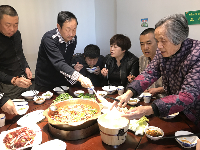 Hot pot: Yin Jihong, Pan Xiang, Yuan Huizong, Xiaohong, Wang Jun, Chen Rulan