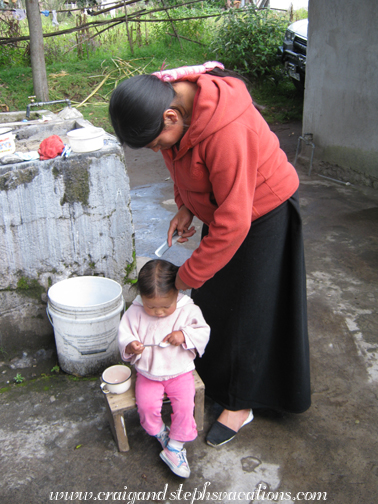 Aida does Sisa's hair