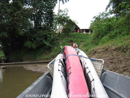 Ñame loads the canoe Ñame loads the canoe