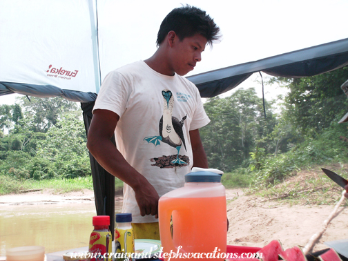 Ñame serves lunch Ñame serves lunch