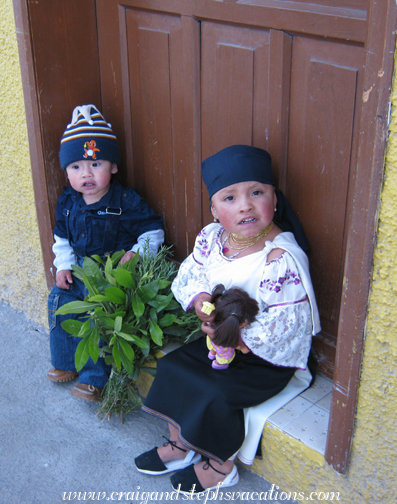 Yupanqui and Sisa waiting for the bus in Quiroga