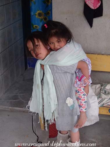 Sisa carries Tayanta Sisa carries Tayanta