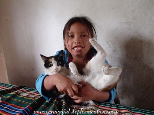 Sisa plays with Chipi Sisa plays with Chipi