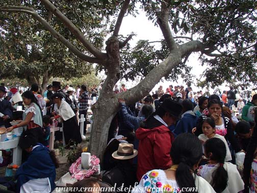 The entire community crowds the indigenous cemetery The entire community crowds the indigenous cemetery