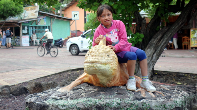 Sisa with a land iguana statue in Puerto Ayora
