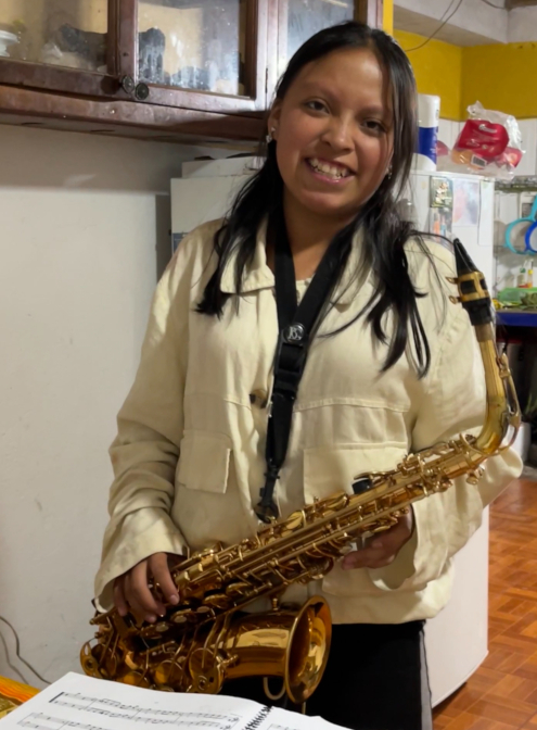 Sisa with her sax