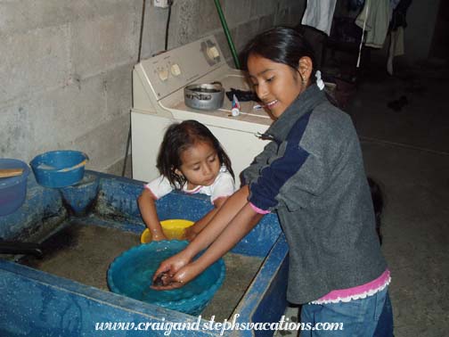 Aracely and Vanesa with the fish Aracely and Vanesa with the fish