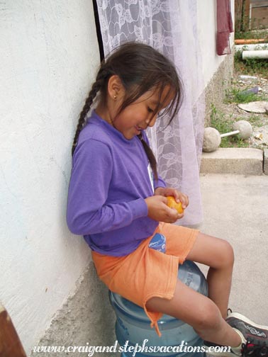 Yasmin peels a mandarina Yasmin peels a mandarina