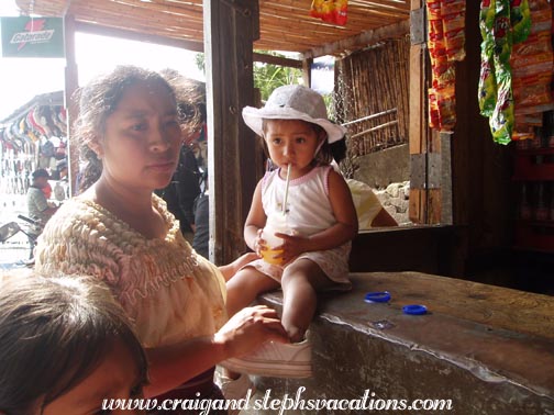 Paulina buys Aracely some juice Paulina buys Aracely some juice