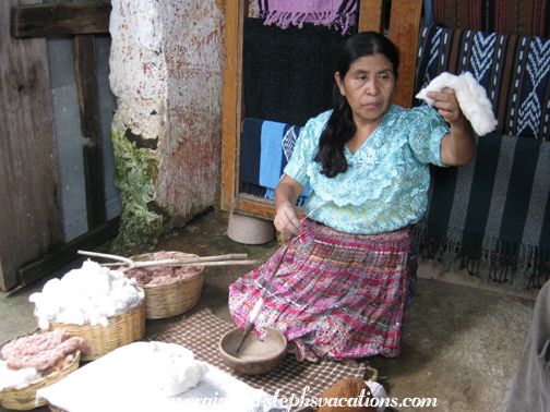 Spinning demonstration, Asociacion Ixoqui, San Juan la Laguna Spinning demonstration, Asociacion Ixoqui, San Juan la Laguna