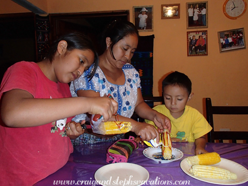 Crazy corn with mayonnaise, ketchup, and hot sauce Crazy corn with mayonnaise, ketchup, and hot sauce
