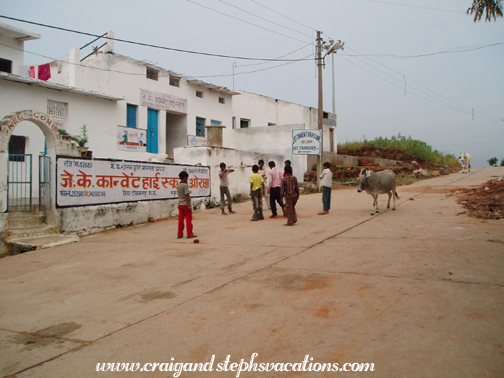 Kids playing in the street, Orchha