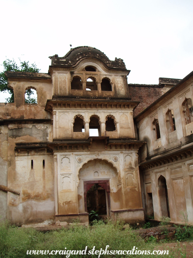 Ruined facade, Raja Mahal