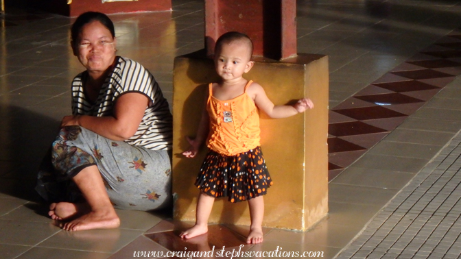 Mom and daughter, Chaukhtatgyi Pagoda Mom and daughter, Chaukhtatgyi Pagoda