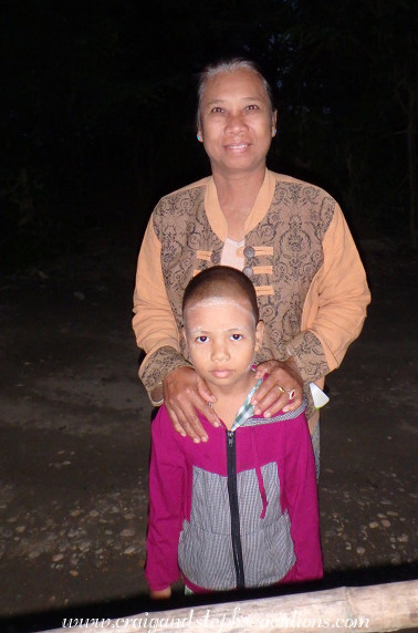 Mother and daughter, Chai Village