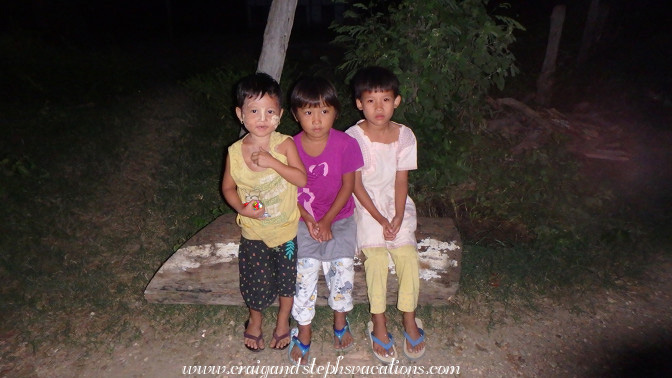 Kids who followed us toward the boat