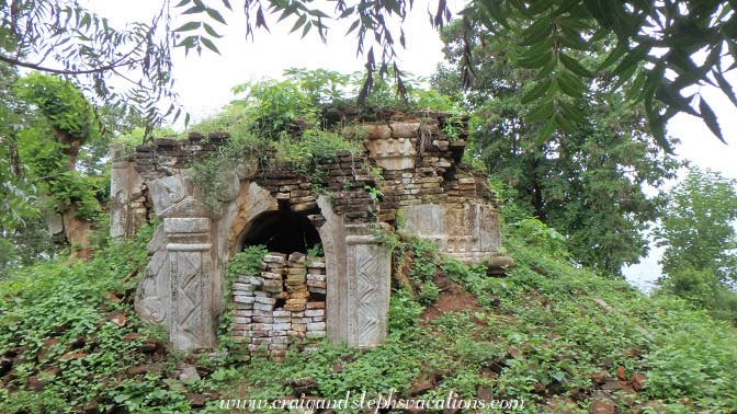 Pagoda in disrepair, Kanee